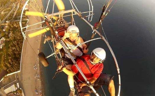 foto de vuelo con biplaza de paramotor y monitor en la costa tropical de granada