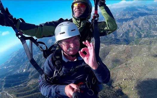 foto de vuelo con biplaza parapente y monitor en la costa tropical de granada