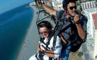 foto de vuelo con biplaza parapente y con abuela en la costa tropical de granada