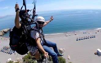 foto de vuelo con biplaza parapente y chico en la costa tropical de granada