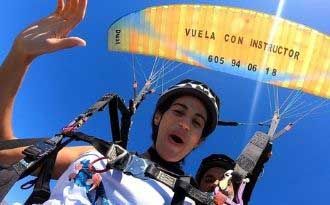 foto de vuelo con biplaza parapente y chica en la costa tropical de granada